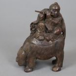Der Unsterbliche Han Xianzi auf Fo-Hund - China, ausgehende Qing-Dynastie, Bambus, geschnitzt, rund