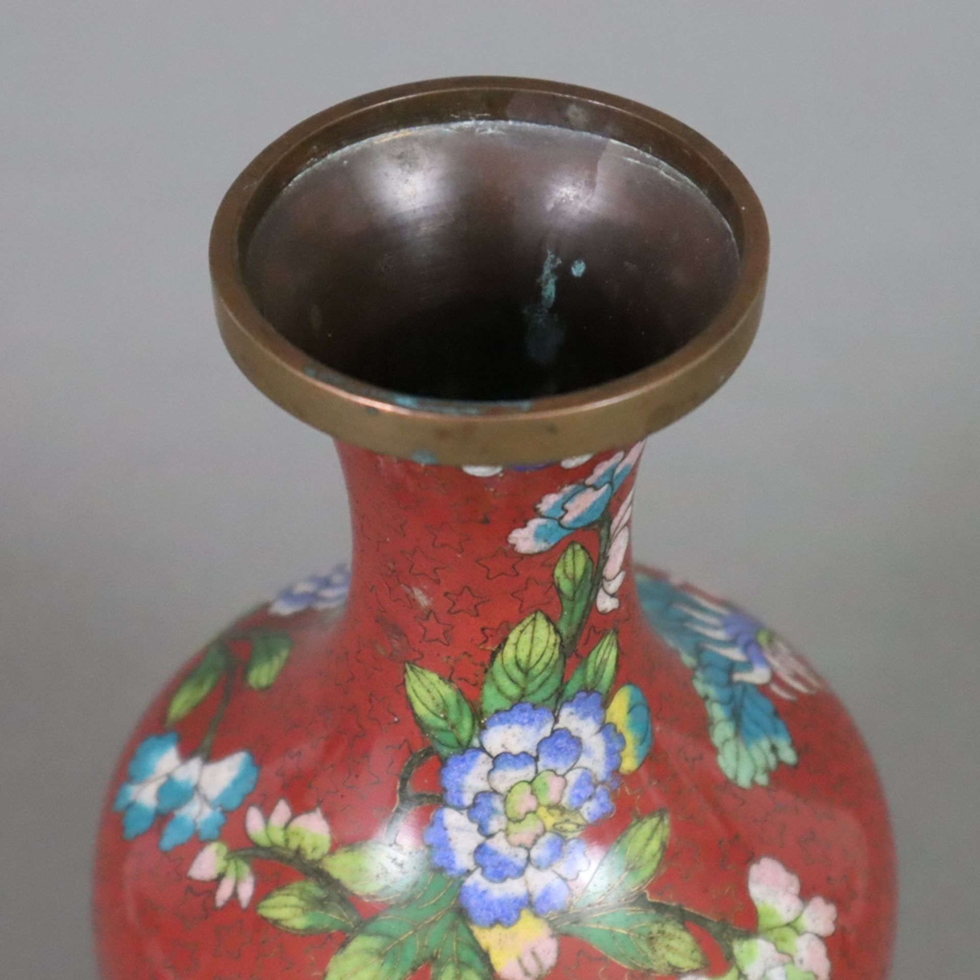 Cloisonné Vase - China, ausgehende Qing-Dynastie, Balusterform mit langgezogenem Hals und ausgestel - Bild 2 aus 10