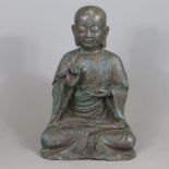 Figur eines Mönchs - Bronzelegierung, im Padmasana sitzender Mönch mit faltenreichem Gewand, die Hä