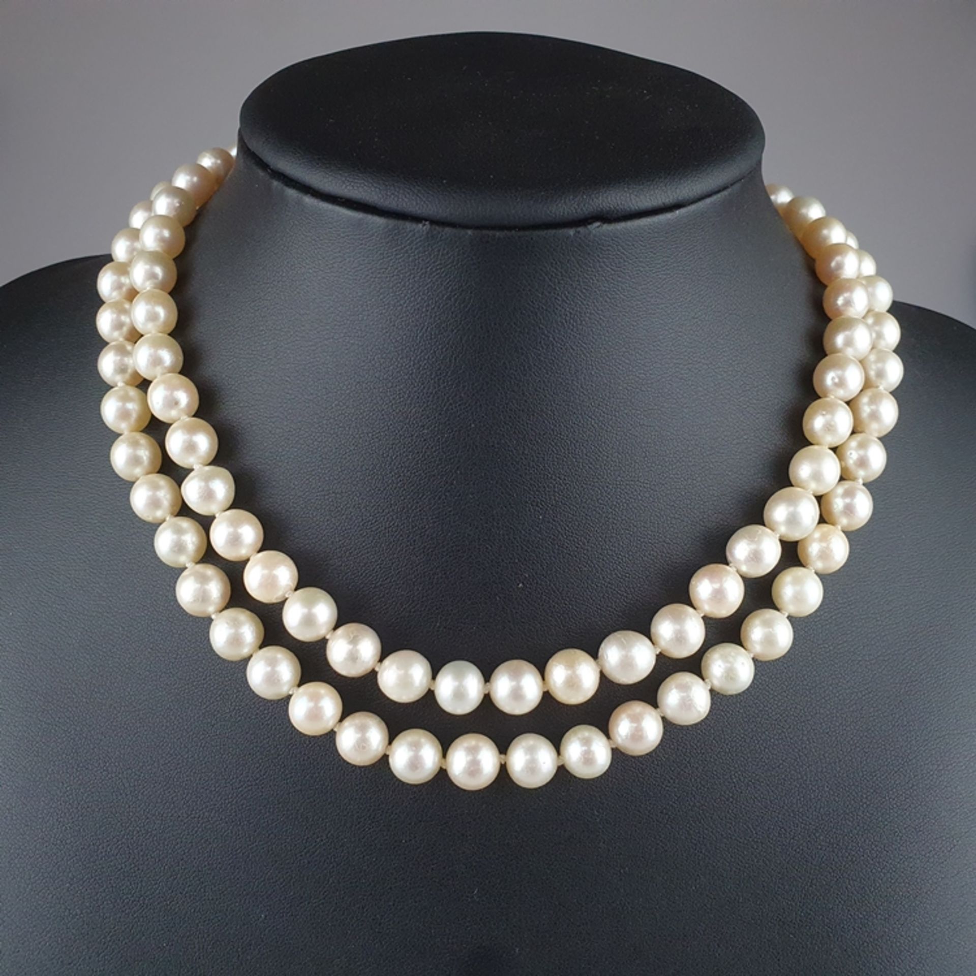 Perlenkette - lange Halskette aus ca. 95 Perlen von ca. 8 mm-Dm., Einzelknotung, mit kleinen Diaman