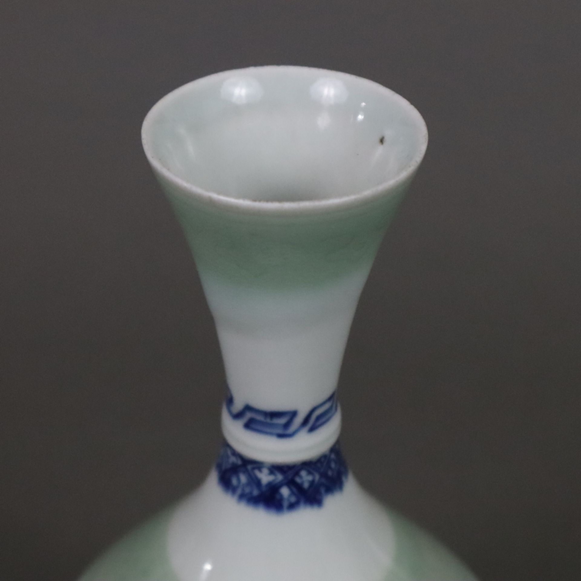 Flaschenvase - China, vom Typ „Yuhuchun“, zierliche blau-weiße Porzellanvase mit birnenförmigem Kör - Bild 2 aus 8