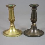 Paar alte Kerzenleuchter - Gelbguss, klassizistischer Schaft auf ovalem Fuß, 1x bronziert und gemar