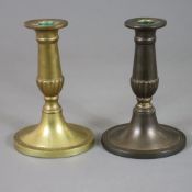 Paar alte Kerzenleuchter - Gelbguss, klassizistischer Schaft auf ovalem Fuß, 1x bronziert und gemar