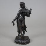 Apsara - Indien, Bronzelegierung mit dunkler Patina, in Tribhanga mit Ausfallschritt auf Lotossocke