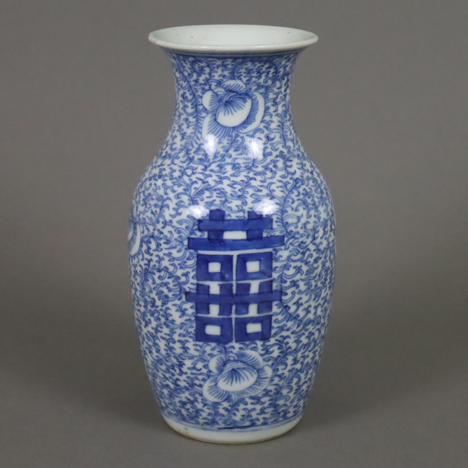 Blau-weiße Balustervase - China, ausgehende Qing-Dynastie, spätes 19. Jh., sog. „Hochzeitsvase“, au