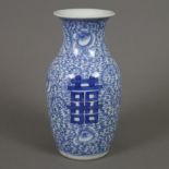 Blau-weiße Balustervase - China, ausgehende Qing-Dynastie, spätes 19. Jh., sog. „Hochzeitsvase“, au