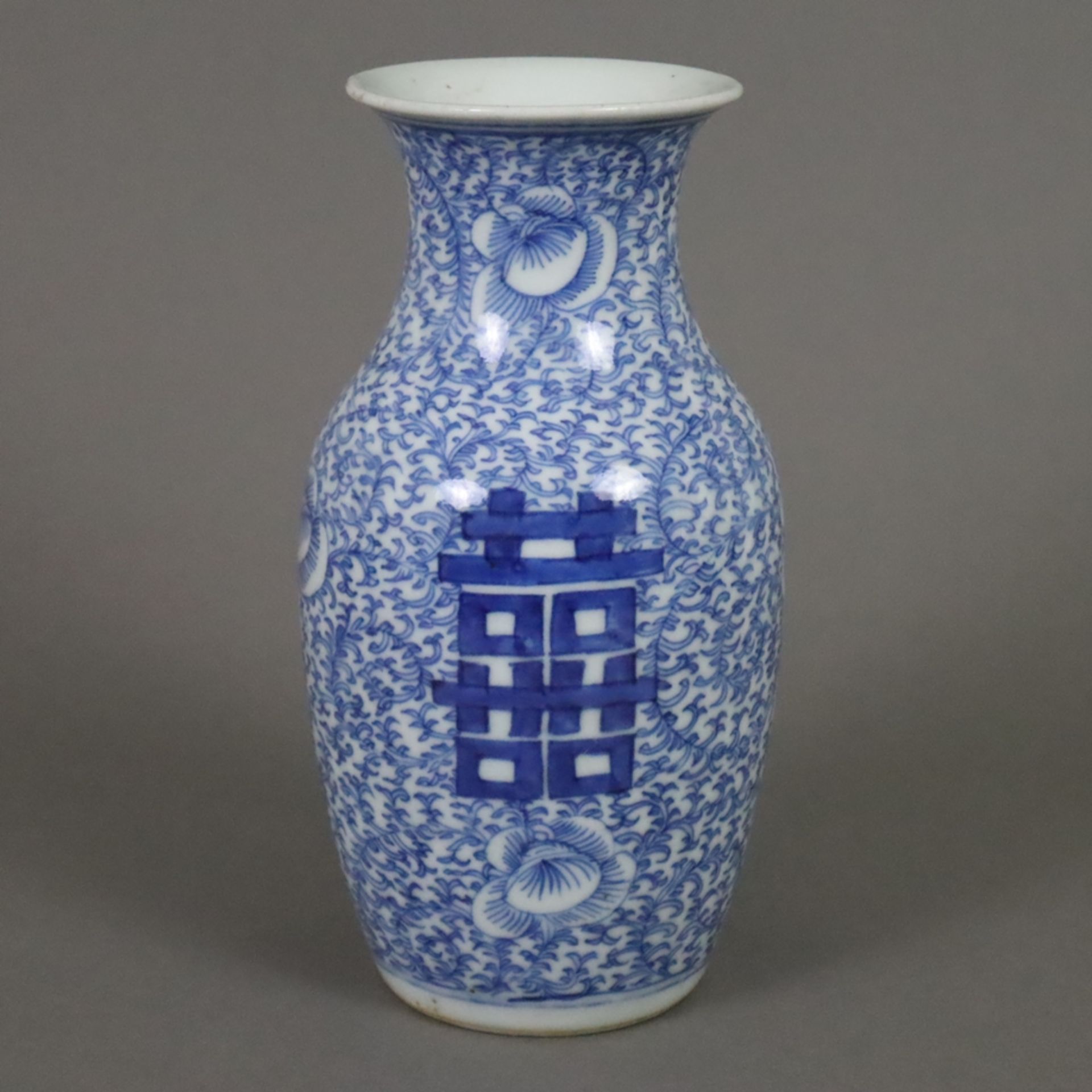 Blau-weiße Balustervase - China, ausgehende Qing-Dynastie, spätes 19. Jh., sog. „Hochzeitsvase“, au