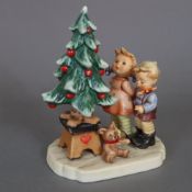 Hummelfigur "Am Weihnachtsbaum" - Goebel, Keramik, polychrom bemalt, Kinderpaar mit Weihnachtsbaum 