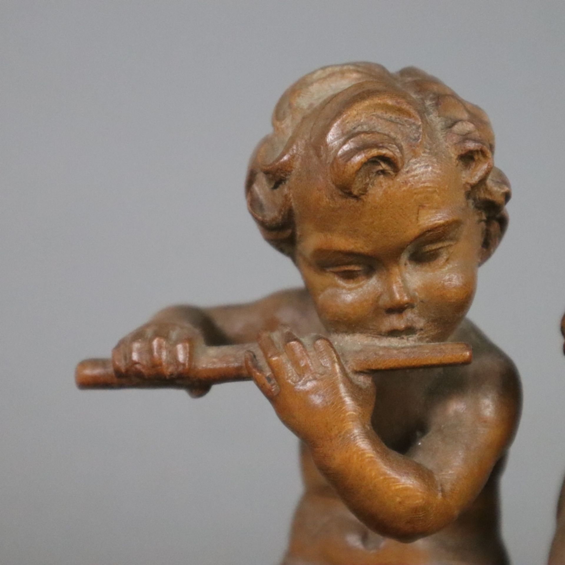 Musizierendes Puttenpaar - Holz, geschnitzt, vollrunde Darstellung von zwei auf Sockel sitzenden Pu - Bild 2 aus 7