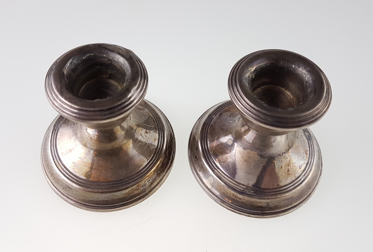 Zwei Kerzenhalter - Silber, Birmingham, England, gemarkt B&Co mit Anker und Löwen, runder profilier - Image 2 of 3