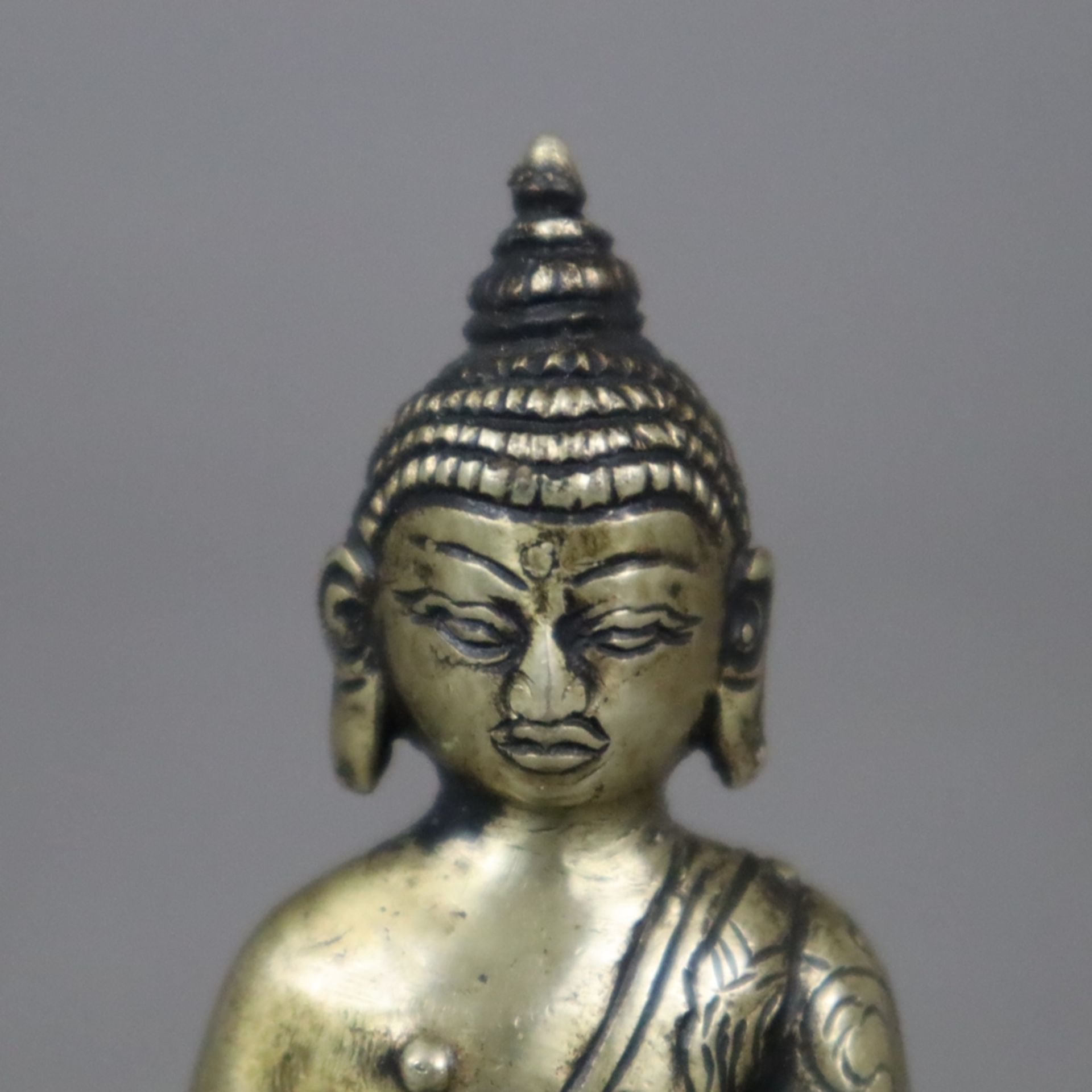 Kleinfigur des Buddha Shakyamuni - Tibet/Nepal, Gelbbronze, in dhyana-asana auf doppeltem Lotosthro - Image 2 of 7