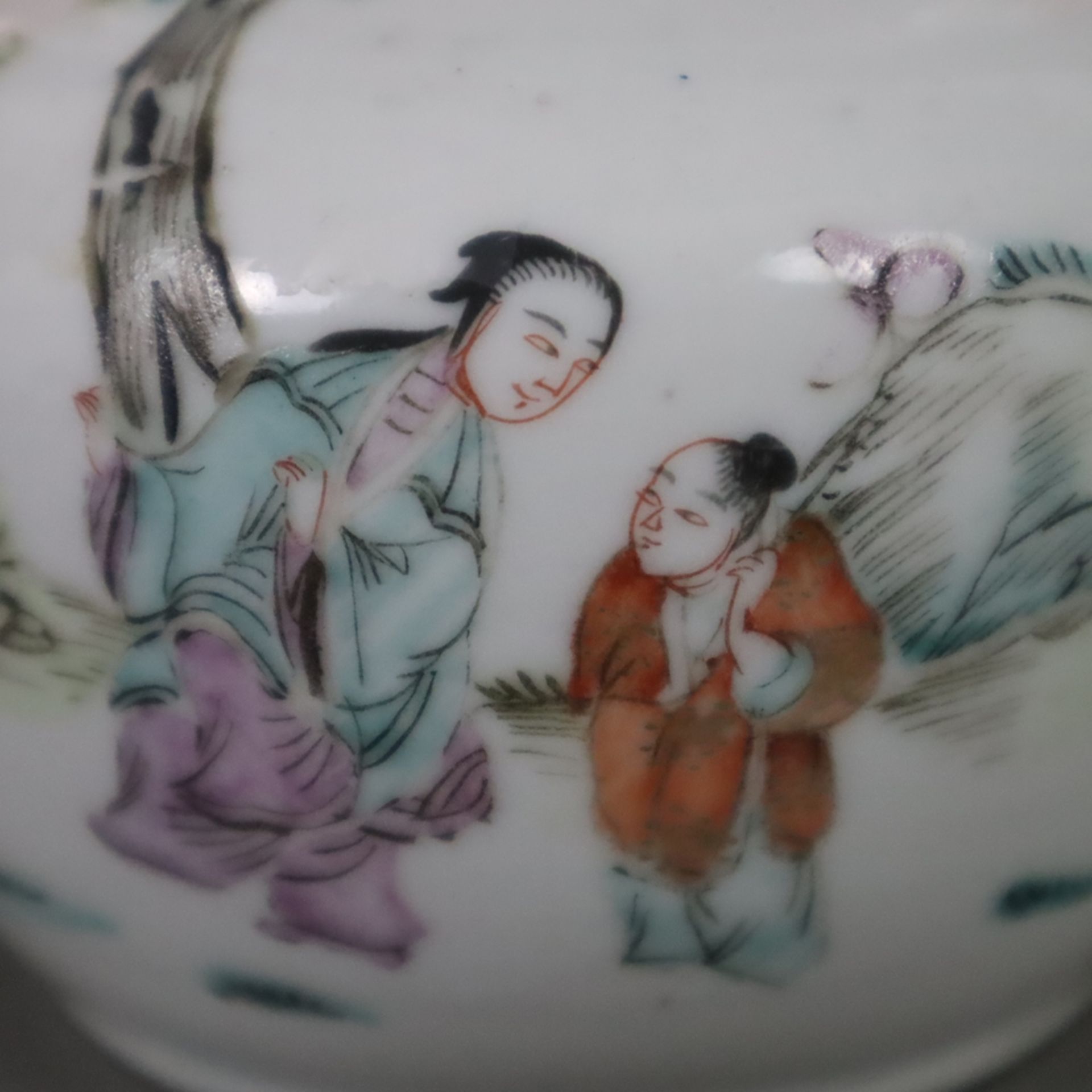 Teekännchen - China, Porzellan, gedrückte Kugelwandung mit Zentralhenkel, umlaufender Dekor in den  - Bild 6 aus 11