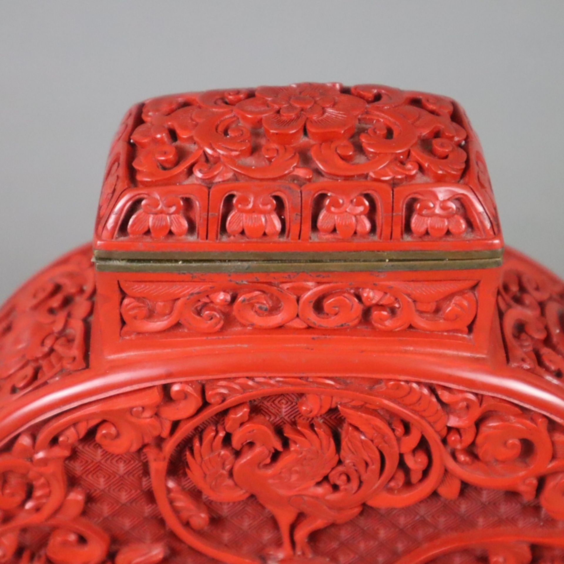 Schnitzlack-Teekanne - China, ausgehende Qing-Dynastie, nach 1900, Außenwandung mit rotem Schnitzla - Image 2 of 12