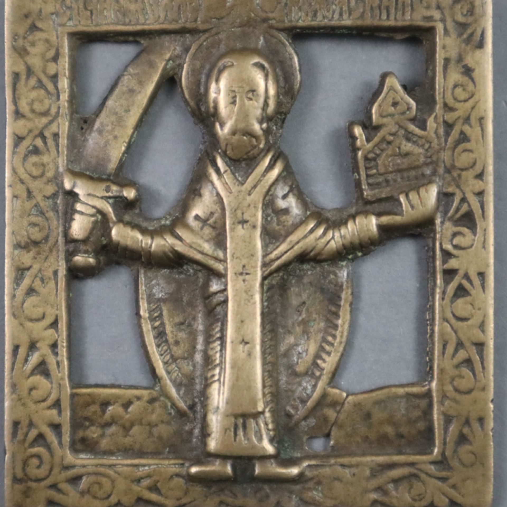 Anhängerikone "Nikolaus von Mozhaisk" - Russland, 19. Jh., Bronze, durchbrochen gearbeiteter Relief - Bild 2 aus 6
