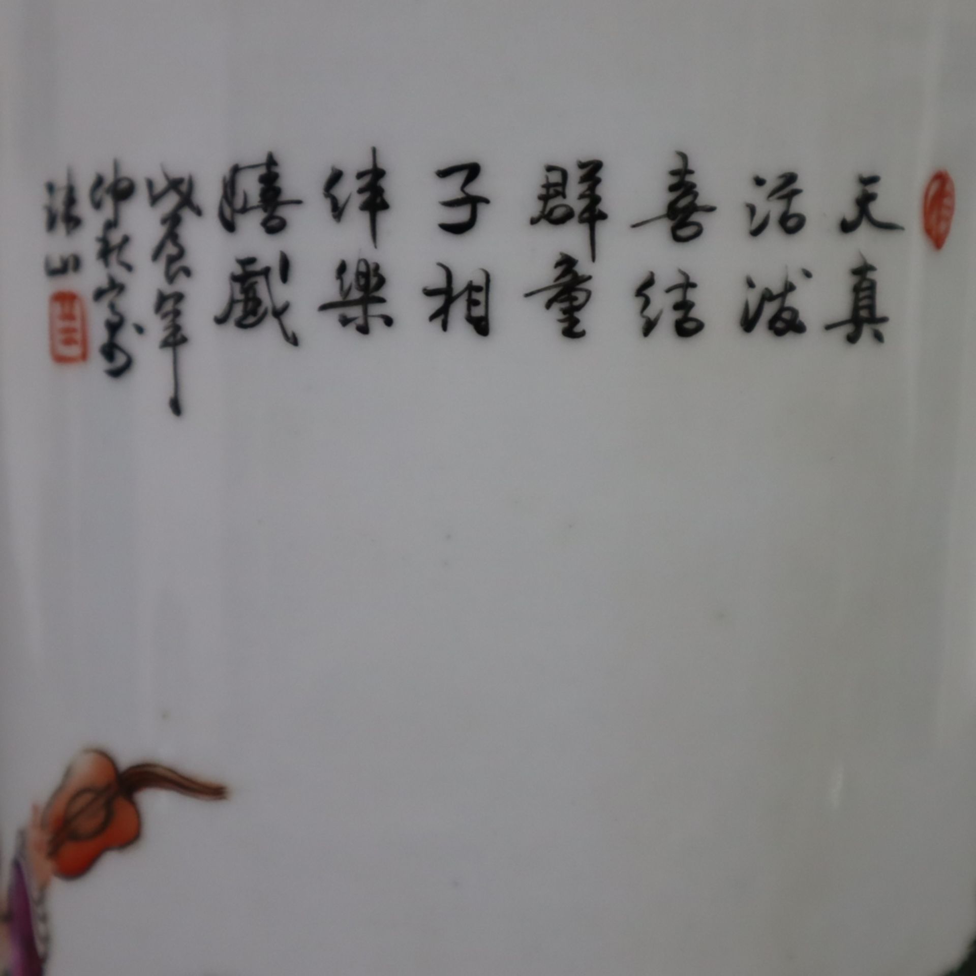 Rouleauvase - China, Porzellan mit Bemalung in bunten Emailfarben, umlaufend Landschaft mit ausgela - Bild 8 aus 9