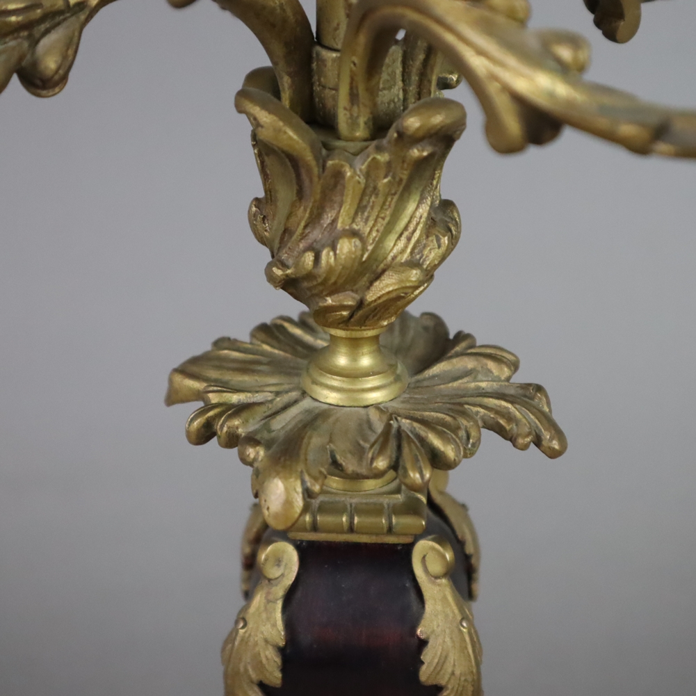 Ein Paar Kaminleuchter - um 1900, Bronzelegierung bzw. schwerer Gelbguss vergoldet, geschweifter ve - Image 4 of 6