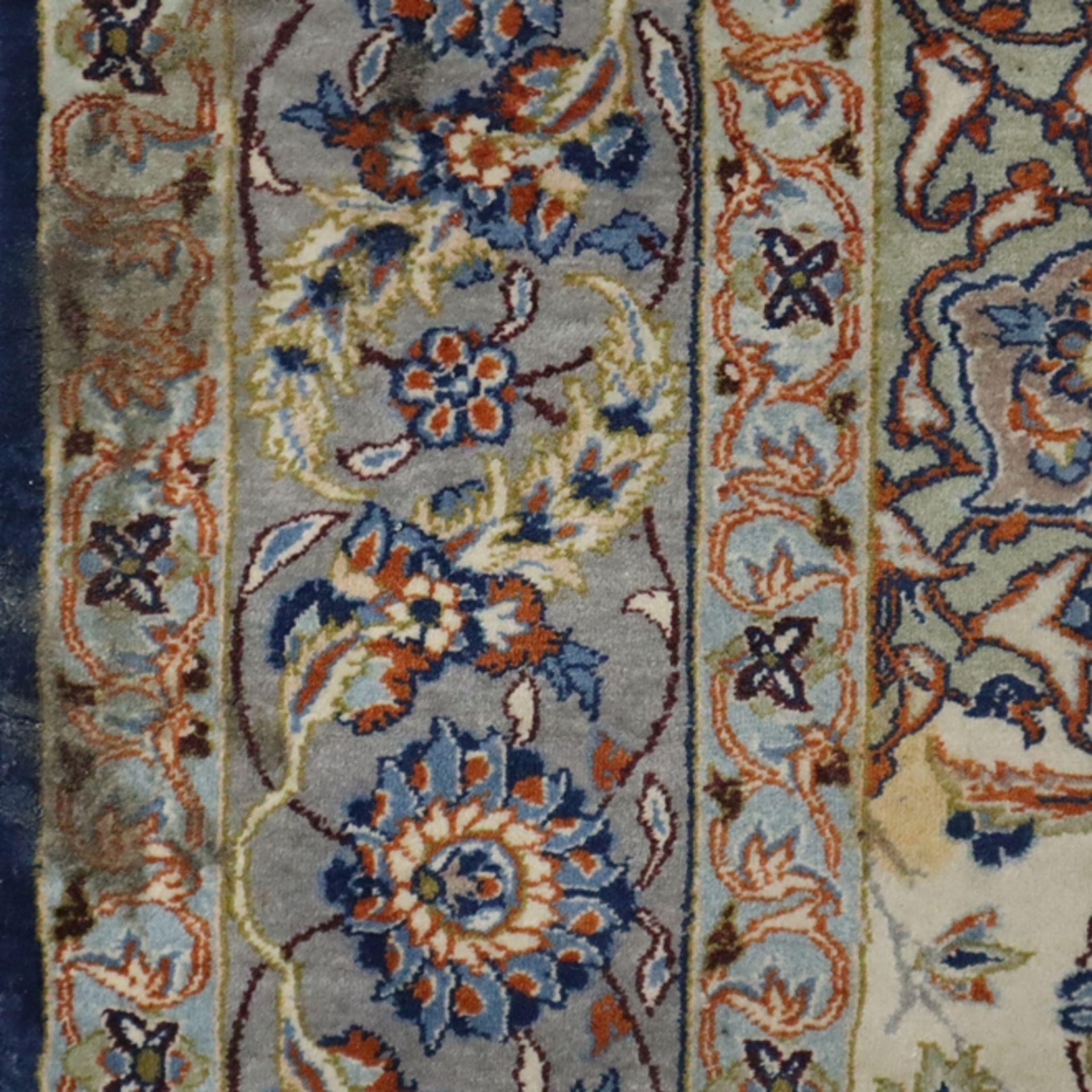 Keschan - 20. Jh., Wolle, feine Knüpfung, floral ornamentiert, ca. 153 x 106 cm, Abschlüsse verkürz - Bild 6 aus 7