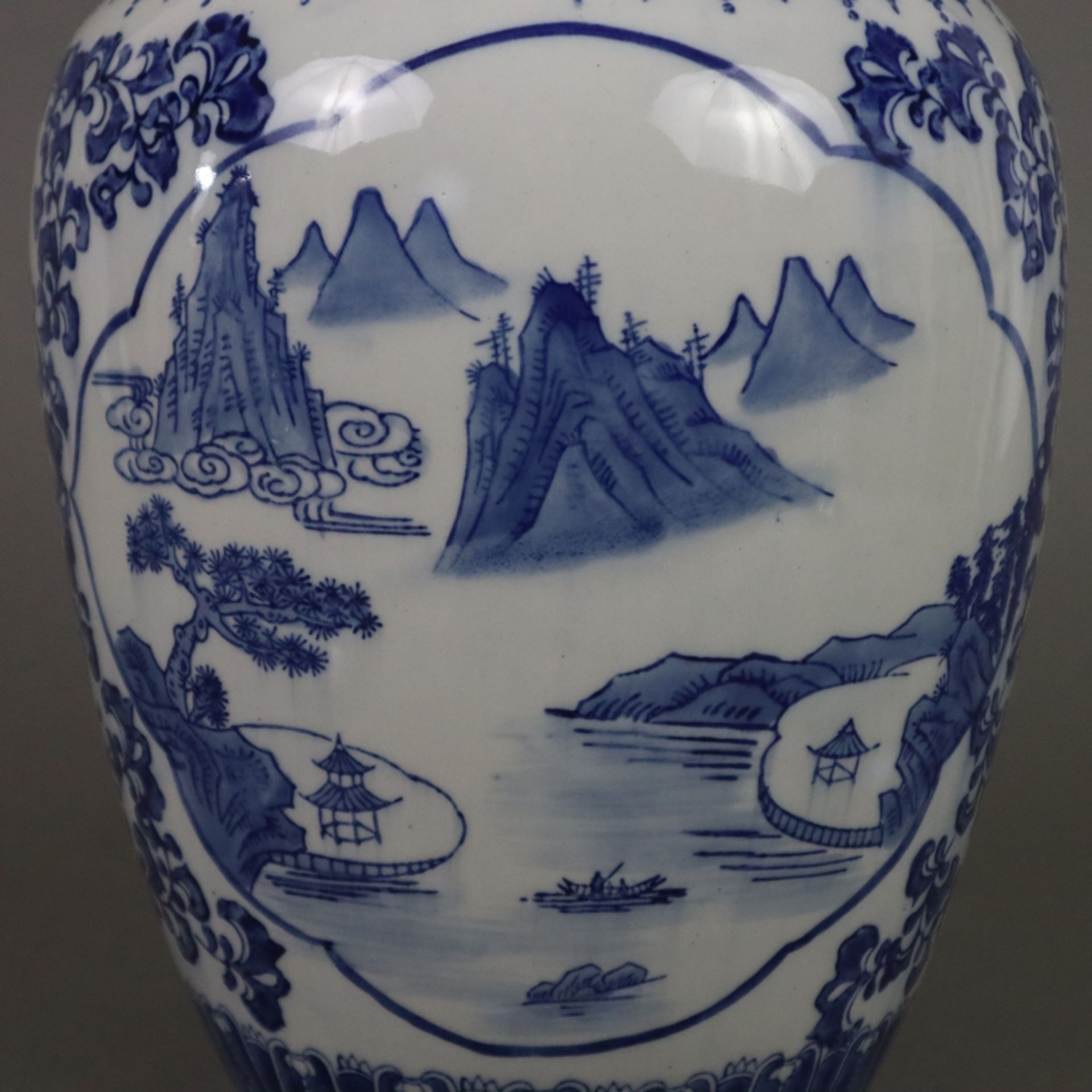 Hoher Ingwertopf - China 20.Jh., Porzellan mit Dekor in Unterglasurblau, schau- und rückseitig groß - Bild 5 aus 14