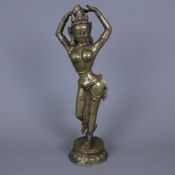 Tara in Tanzpose - Nepal, 20. Jh., Gelbbronze, Darstellung der Göttin Tara „tanzend“ auf einem rund