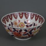 Schale - Japan, Meiji-Zeit, runde tiefe Form, Innen- und Außenwandung polychrom bemalt mit floralen