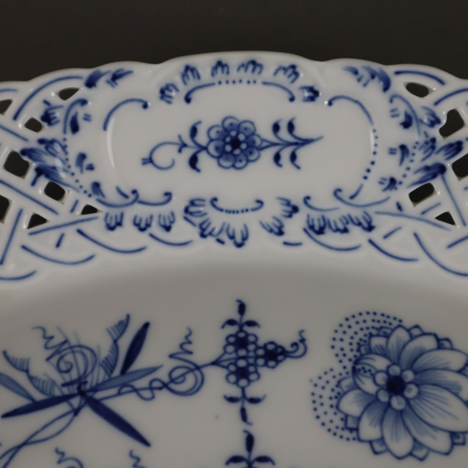 Brotkorbschale - Meissen, Porzellan, unterglasurblaues Zwiebelmuster, ovale Form mit durchbrochen g - Bild 3 aus 8