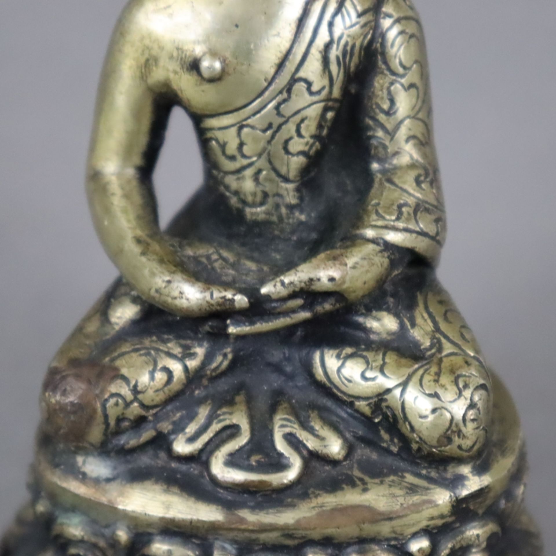 Kleinfigur des Buddha Shakyamuni - Tibet/Nepal, Gelbbronze, in dhyana-asana auf doppeltem Lotosthro - Image 3 of 7