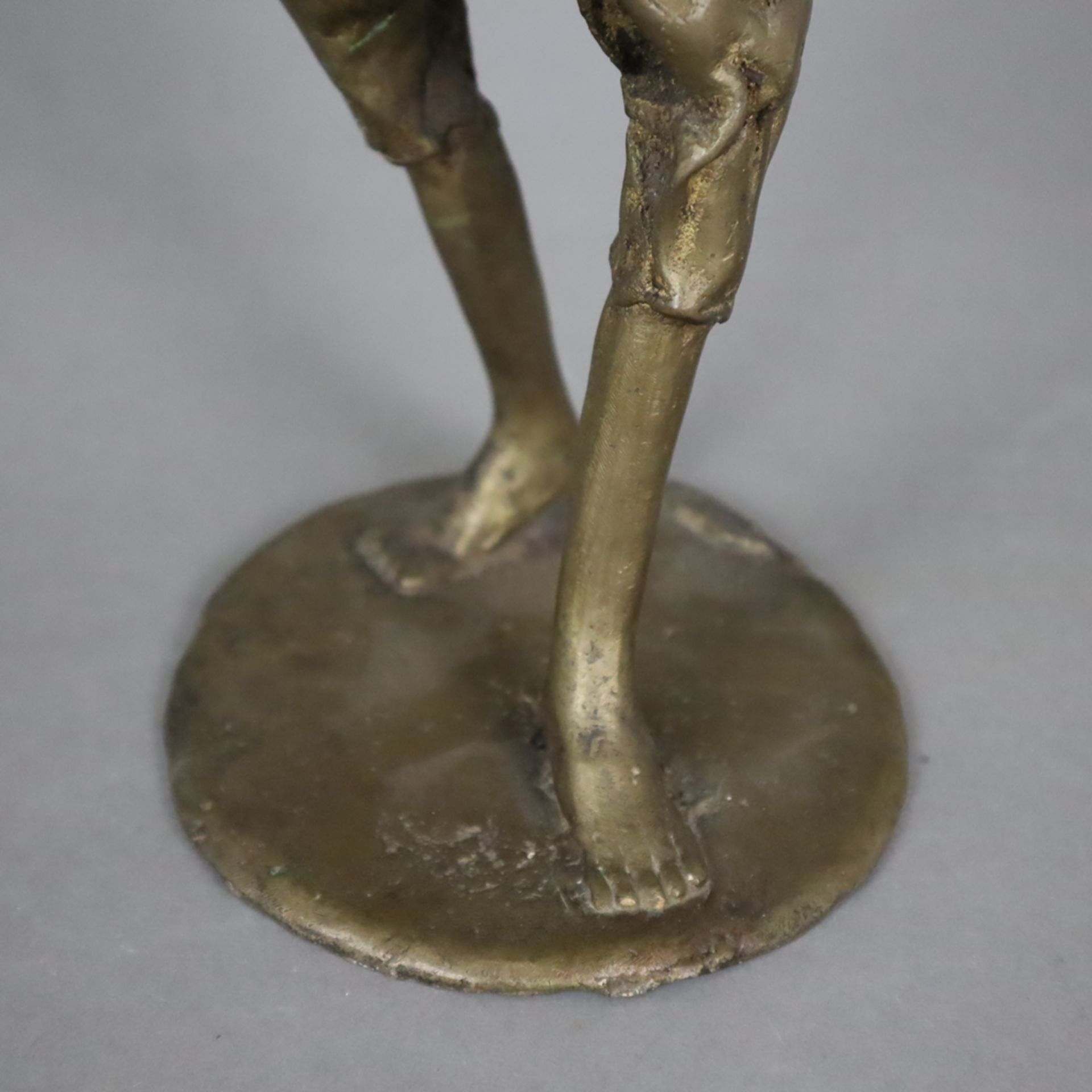 Glockenspieler - Bronze, vollrunde Darstellung eines Musikers mit Glockenspiel und zwei Schlägeln,  - Bild 4 aus 6