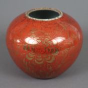 Schultertopf - China, orange-rote Glasur, auf der kugeligen Wandung florales Motiv sowie Kalligraph