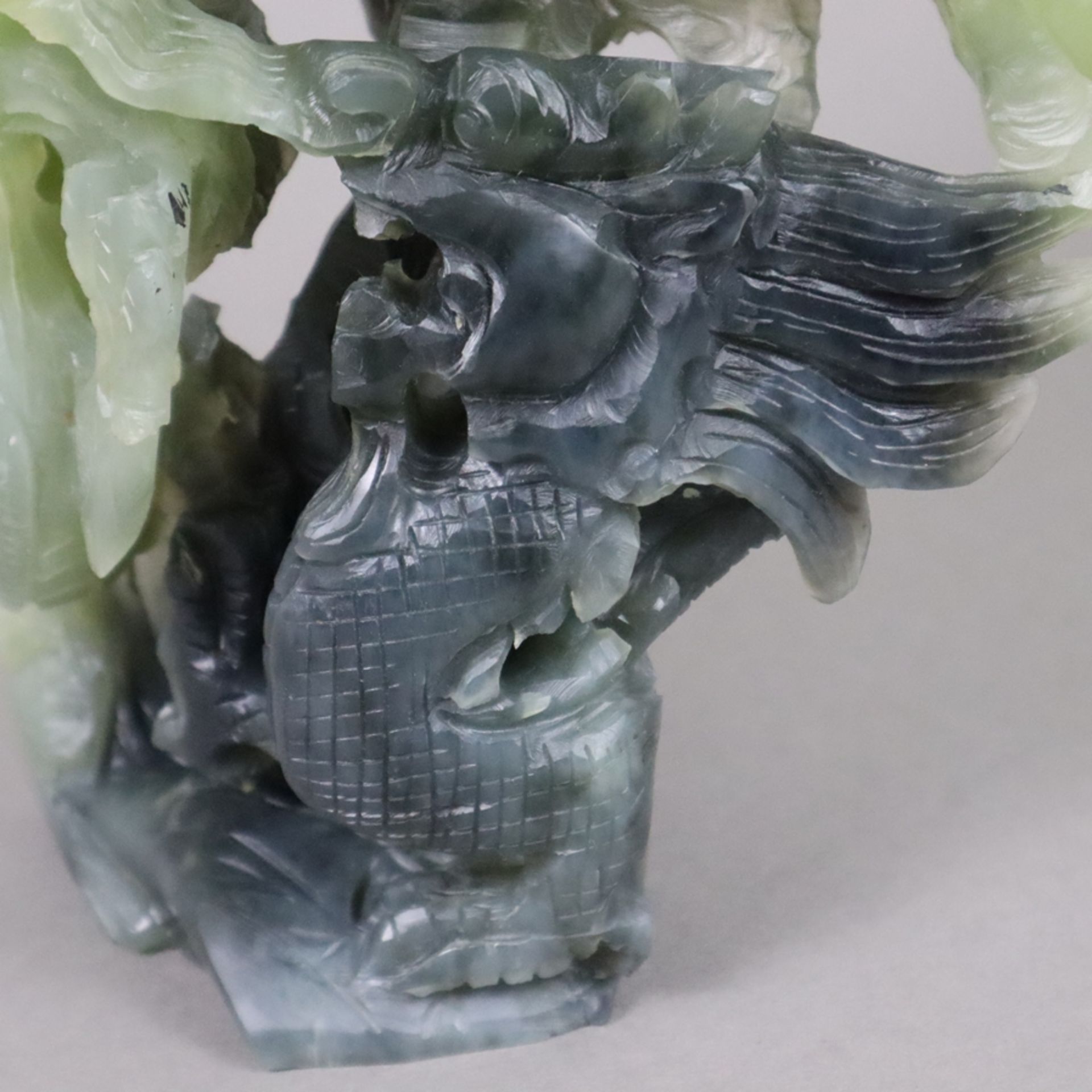 Jadeskulptur mit Drachenmotiven - China, seladongrüne bis dunkelgrüne Jade, durchbrochen gearbeitet - Bild 6 aus 9