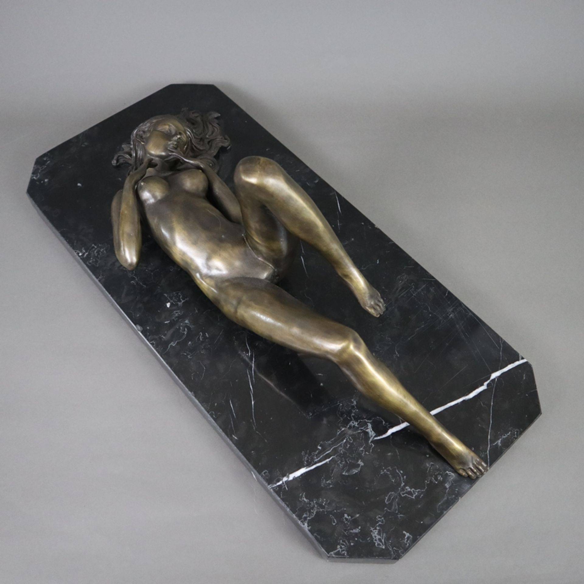 Unbekleidete Venus auf Marmorpodest liegend - Bronze, 20. Jh., weiblicher Akt in lasziv ausgestreck - Bild 8 aus 10