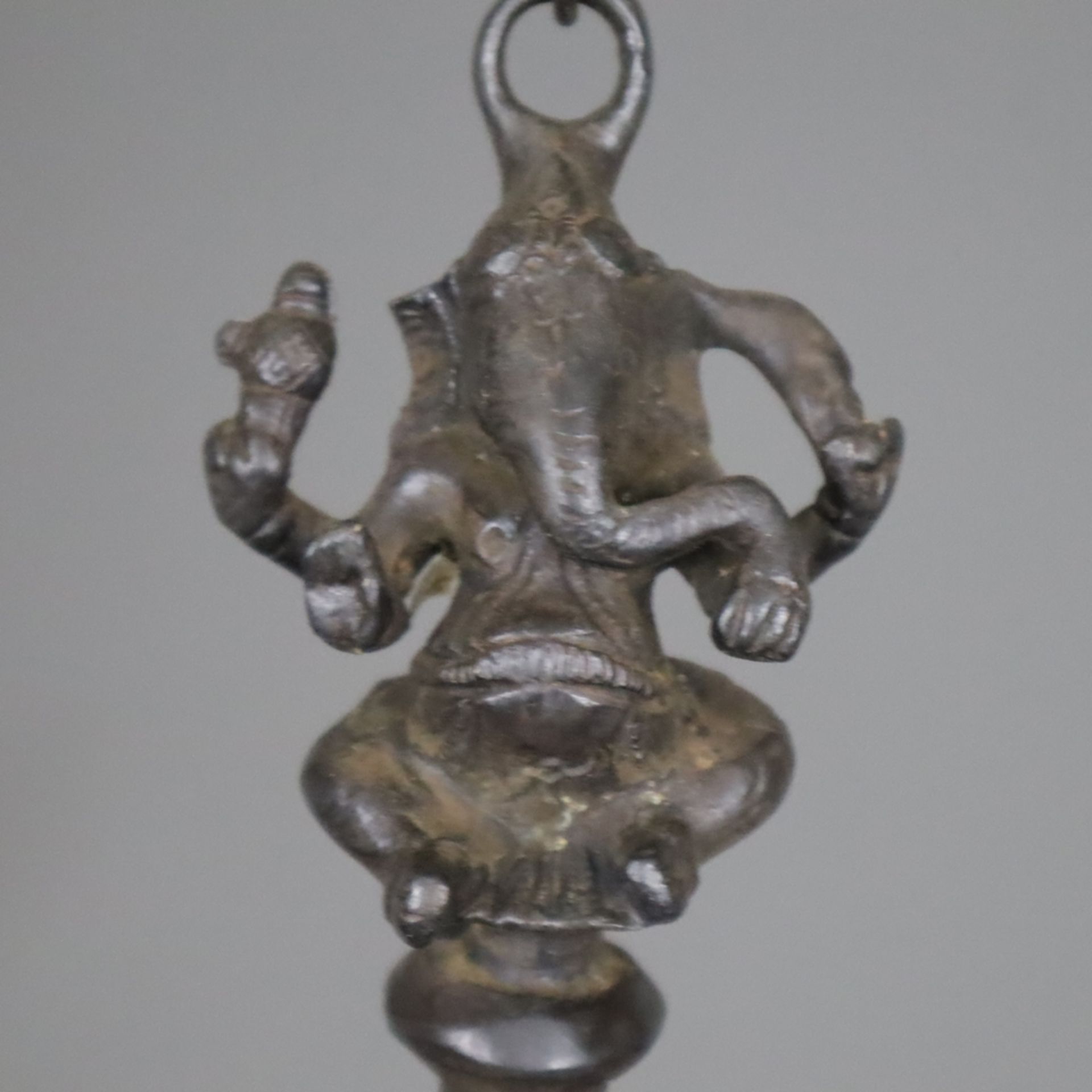 Tempelglocke mit vollrunder Ganesha-Figur als Bekrönung - bronzierter Metallguss, ausgestattet mit - Image 3 of 7