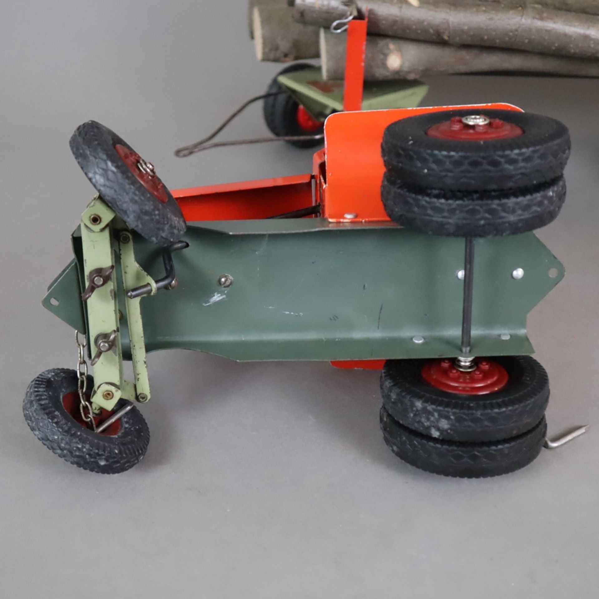 Steiff Blechtraktor & Langholzanhänger - Traktor mit Bakelitgrill und- Felgen mit Druckknopfachsen, - Image 8 of 8