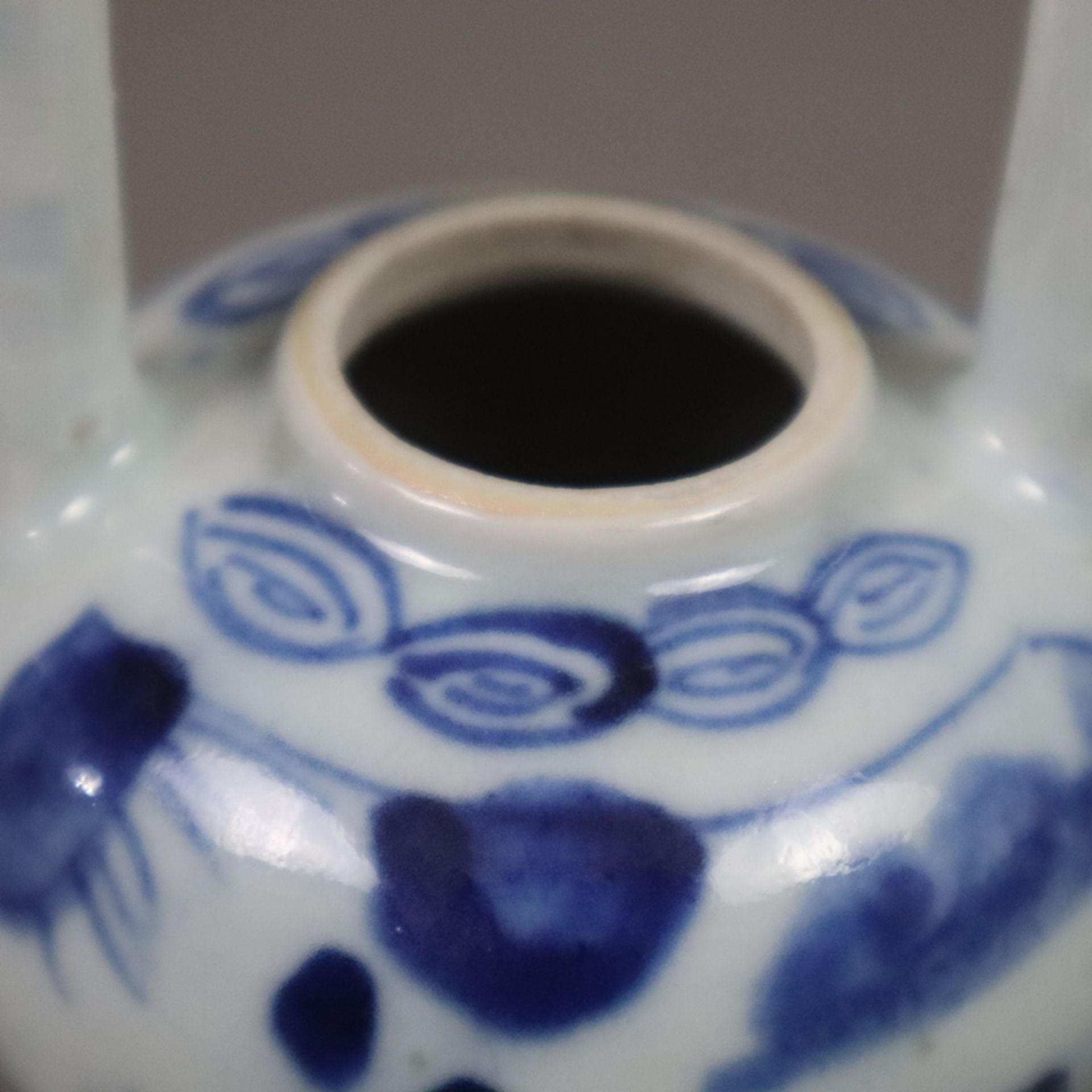 Teekännchen - China, Porzellan, hoher zentraler Bügelhenkel, bemalt mit Bootszene, Ornamenten und K - Bild 3 aus 9