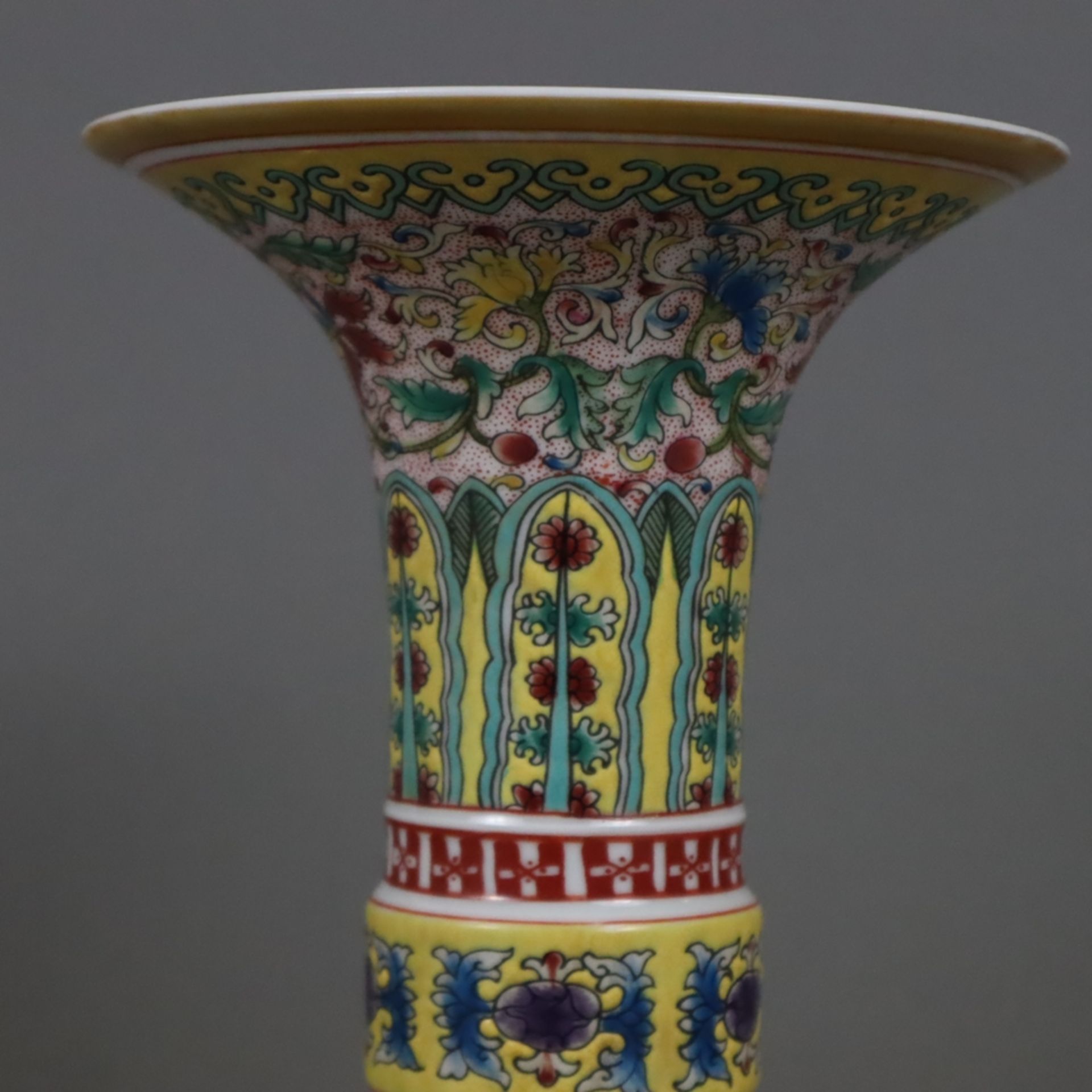 Vase - Porzellan, China 20.Jh., in traditioneller Gu-Form mit üppigem floralem Schmelzfarbendekor,  - Bild 2 aus 8