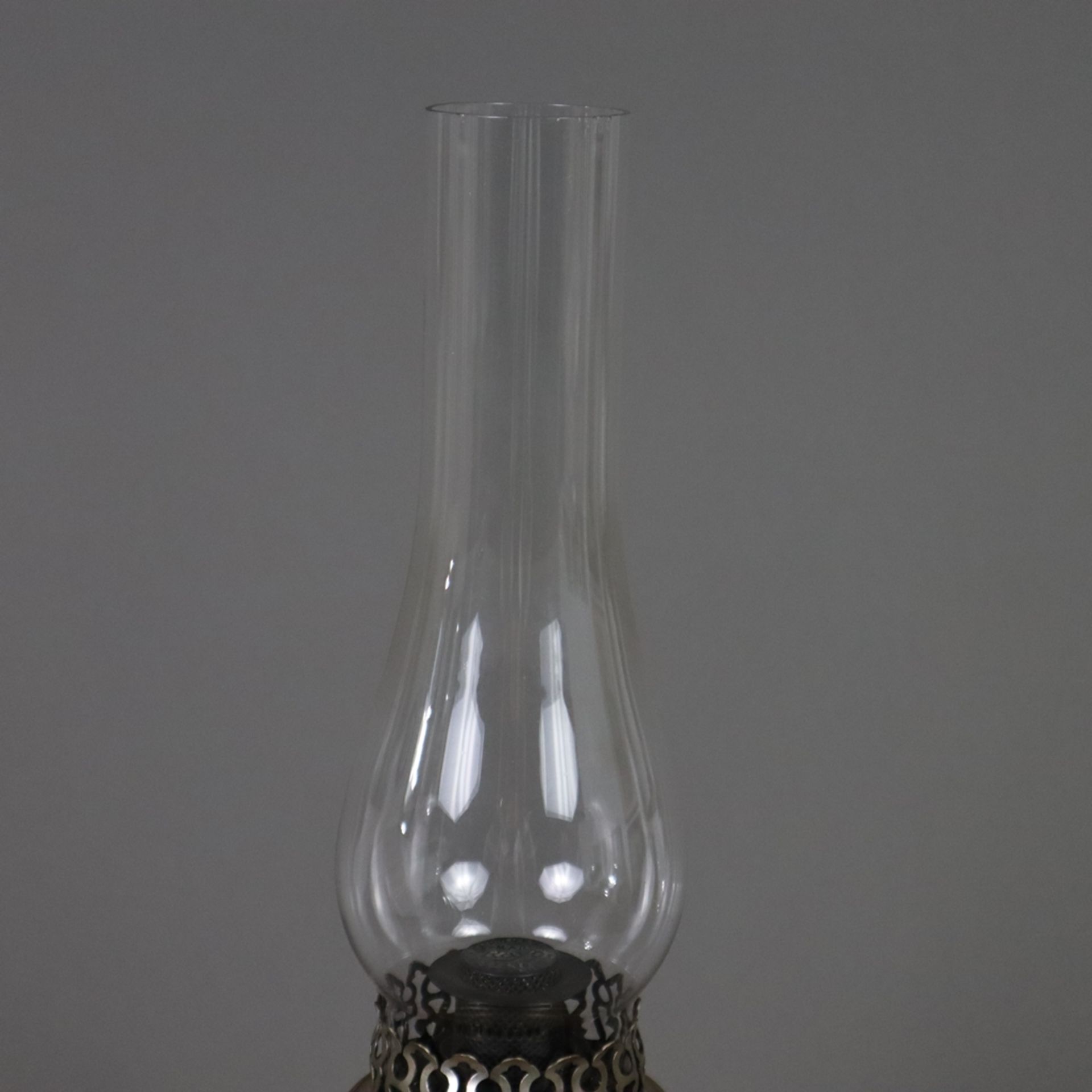 Petroleumlampe - Rayo, nach 1912, Hersteller Bradley & Hubbard/USA, Messing vernickelt, Glaszylinde - Bild 2 aus 6