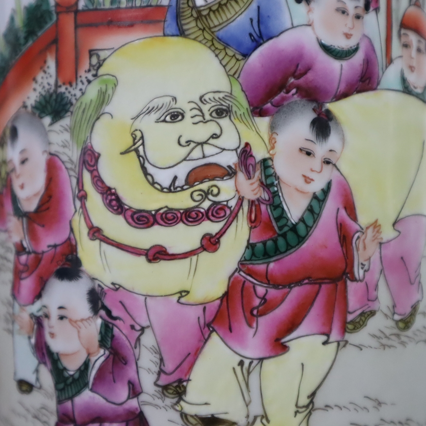 Rouleauvase - China, Porzellan mit Bemalung in bunten Emailfarben, umlaufend Landschaft mit ausgela - Image 3 of 9