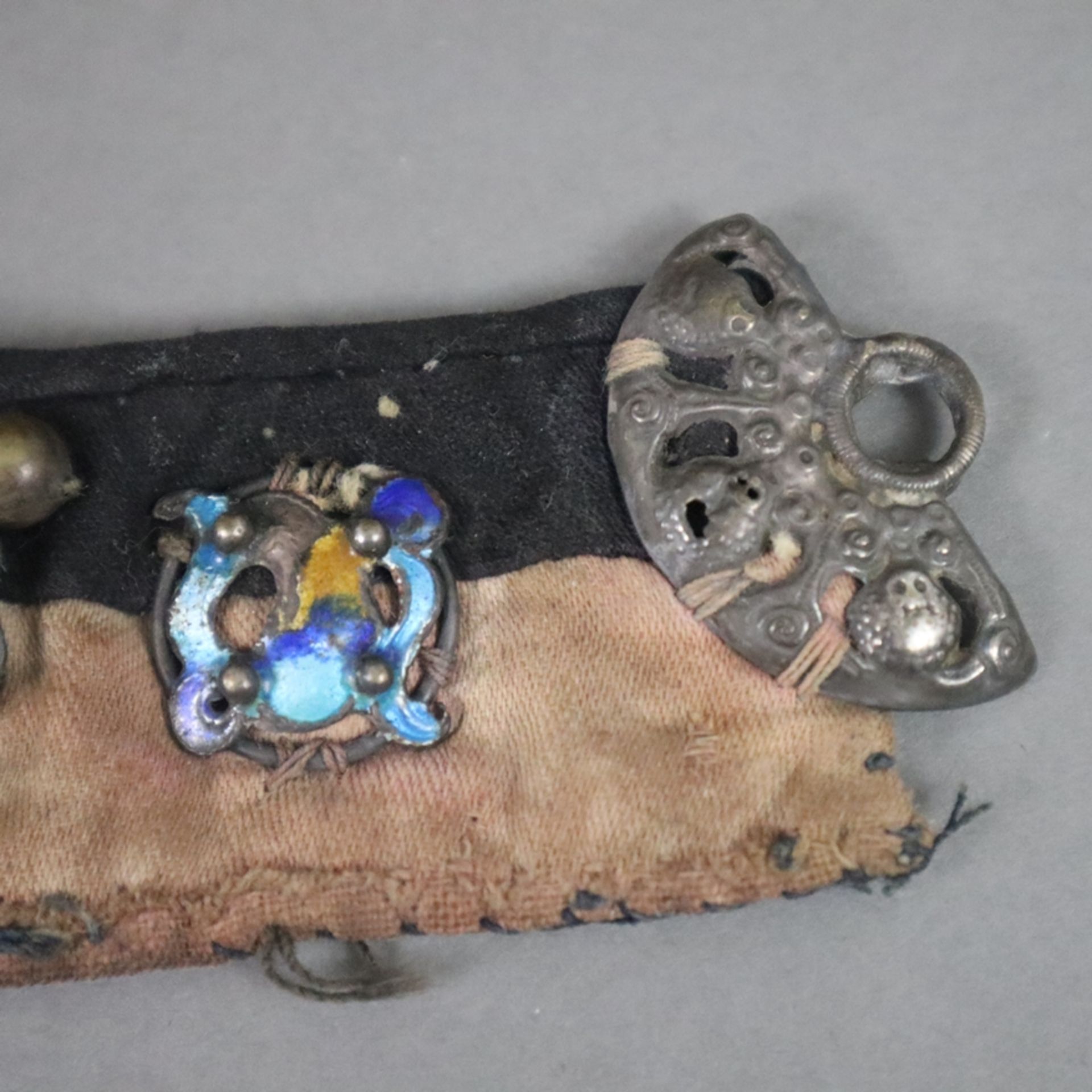 Chinesische Kindermütze und Halsband- China, späte Qing-Dynastie, 19.Jh., Baumwollstoff sowie Seide - Image 11 of 12