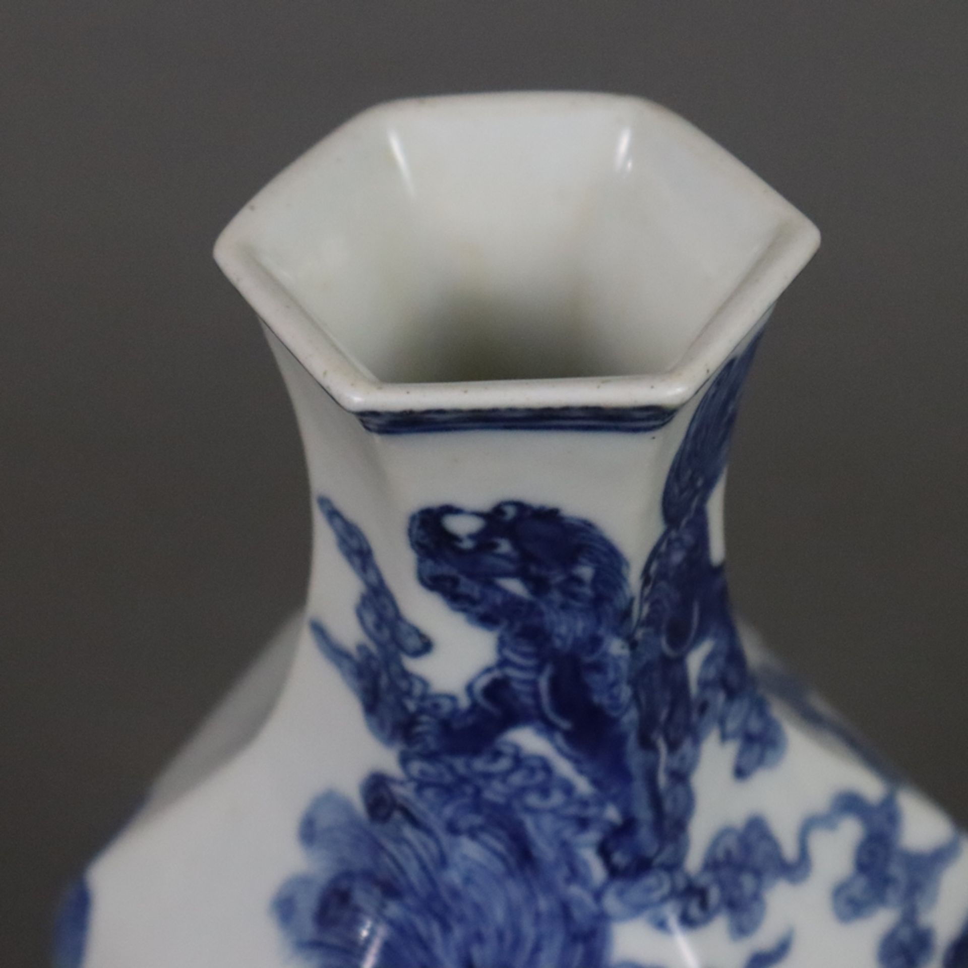 Blau-weiße Vase - Porzellan, gebauchte Balusterform 6-fach gekantet, umlaufend fein gemalter unterg - Bild 2 aus 8