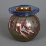 Kleine Jugendstil-Vase - irisierendes Glas, teils geätzte Oberfläche, kugelförmiger Korpus mit ausg