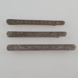 Drei Krawattennadeln - Silber, jeweils "830" gestempelt, diverse Gravurdekore, L .ca. 5,9 bis 6,7,