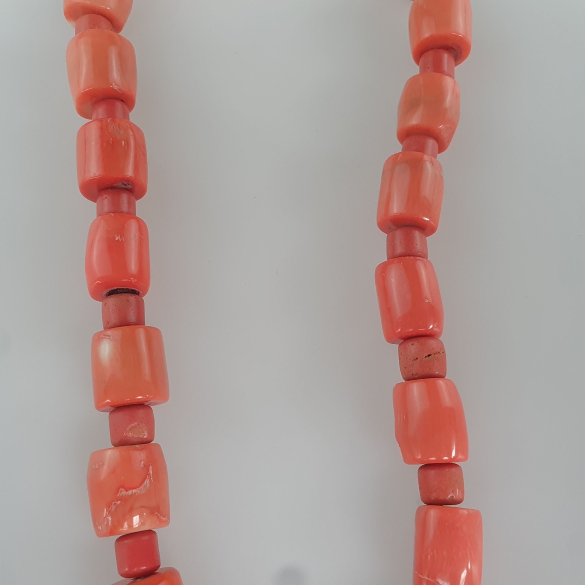 Korallenkette - Halskette aus 20 großen Korallen-Nuggets (L. ca. 15-23 mm) alternierend mit kleinen - Bild 5 aus 6