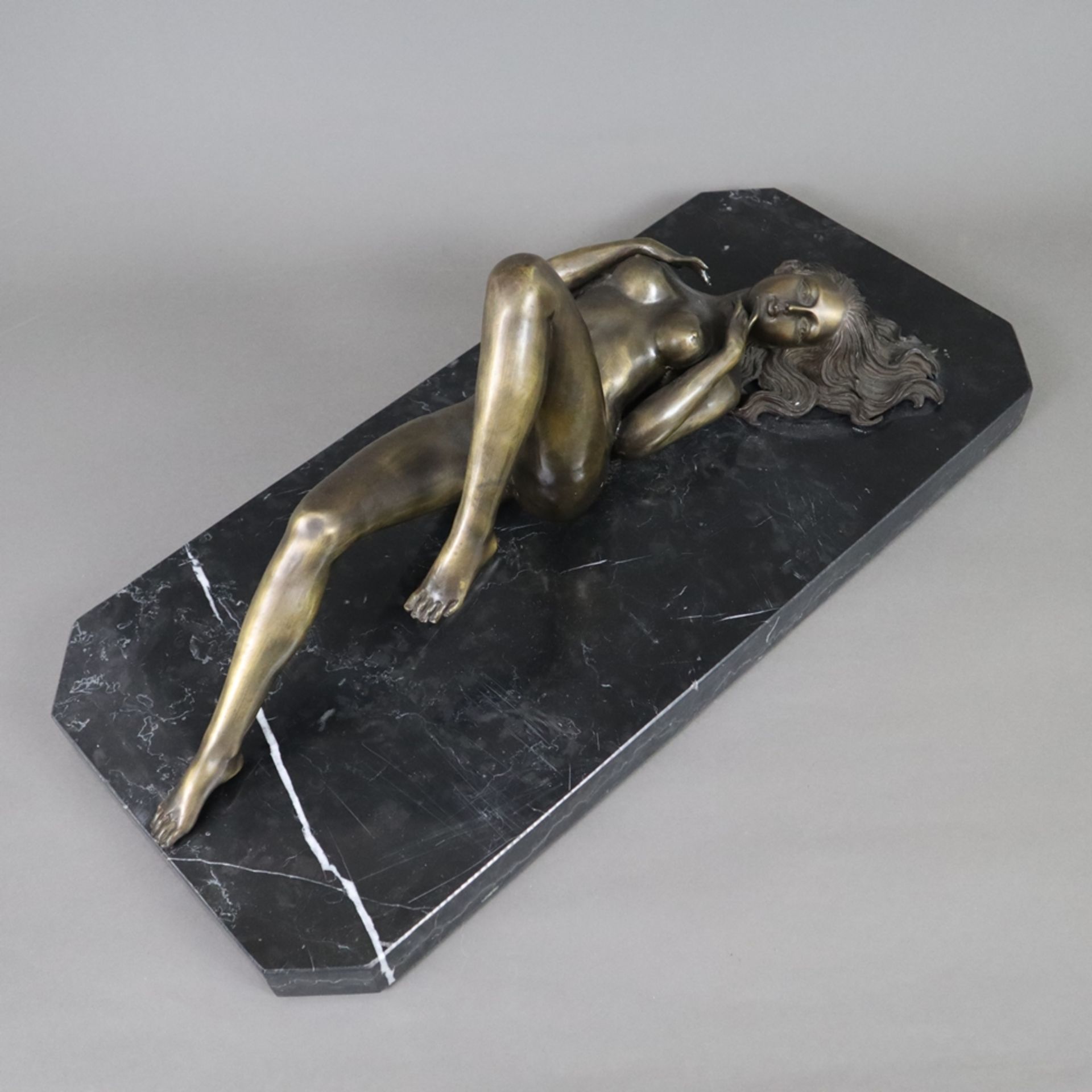 Unbekleidete Venus auf Marmorpodest liegend - Bronze, 20. Jh., weiblicher Akt in lasziv ausgestreck