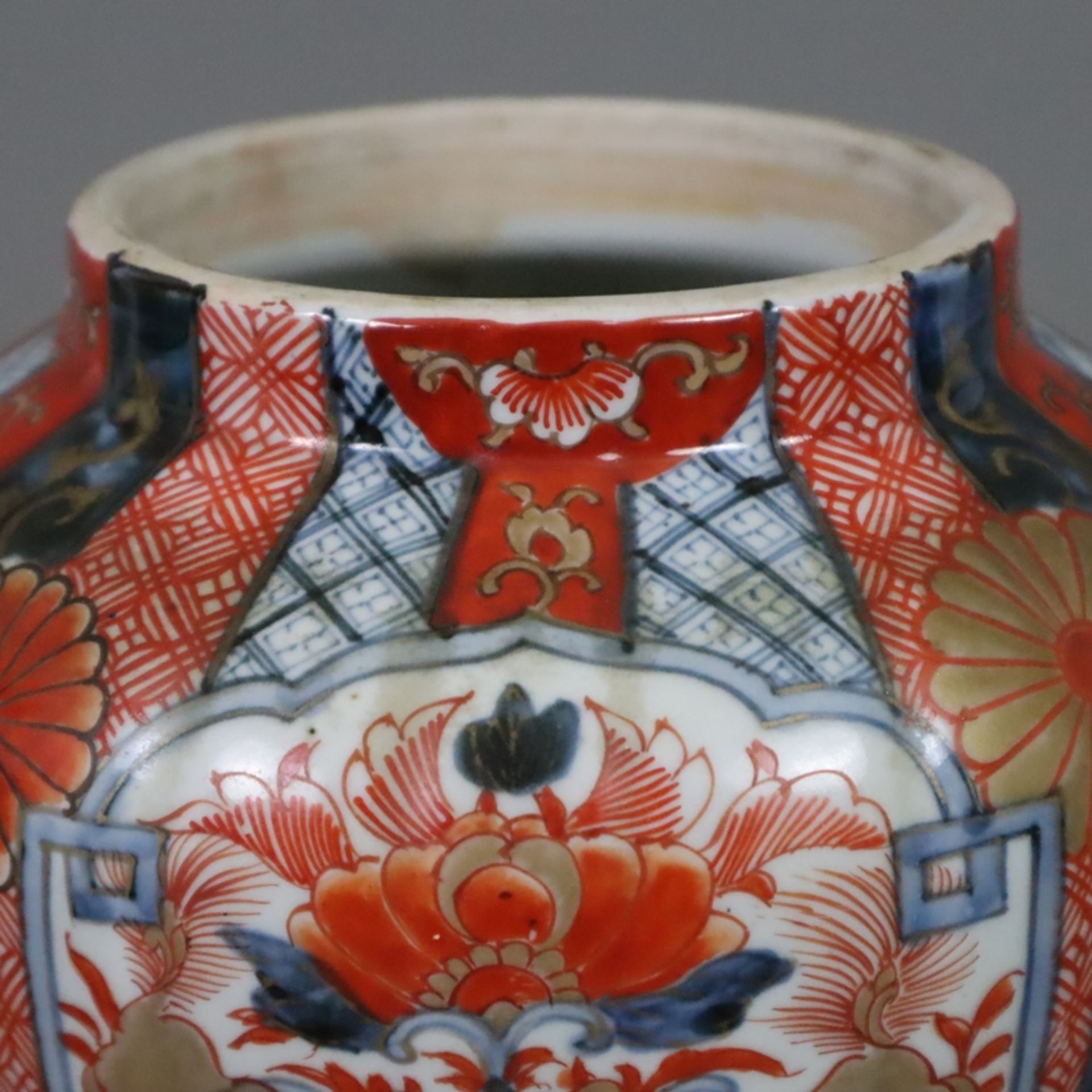 Imari Deckelvase - Japan, hochbauchige Balustervase mit leicht gerippter Wandung, schwerer Haubende - Bild 4 aus 9