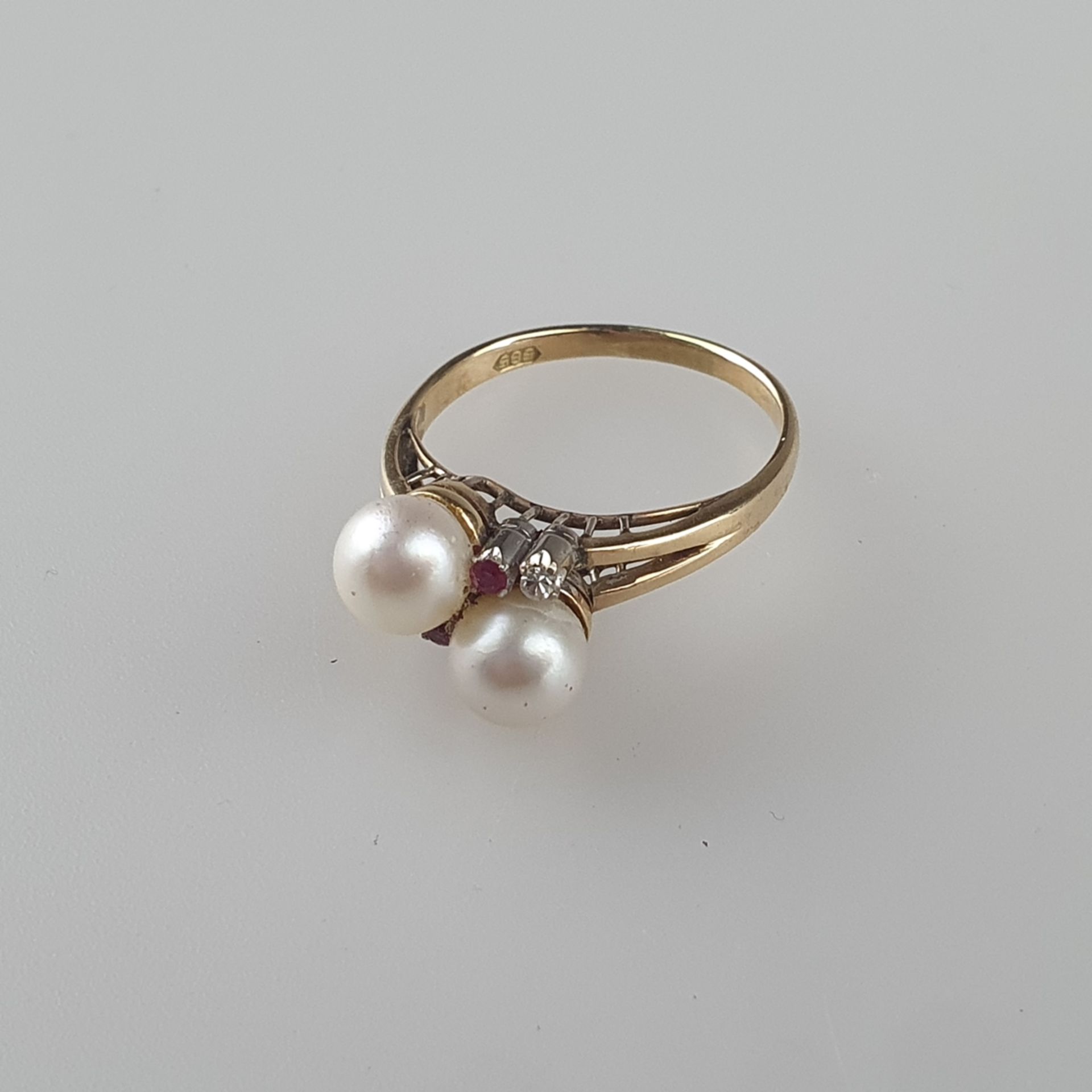 Perlenring mit Diamant- und Rubinbesatz - Gelbgold 585/000, gestempelt, 2 Perlen mit schönem silber - Bild 2 aus 5