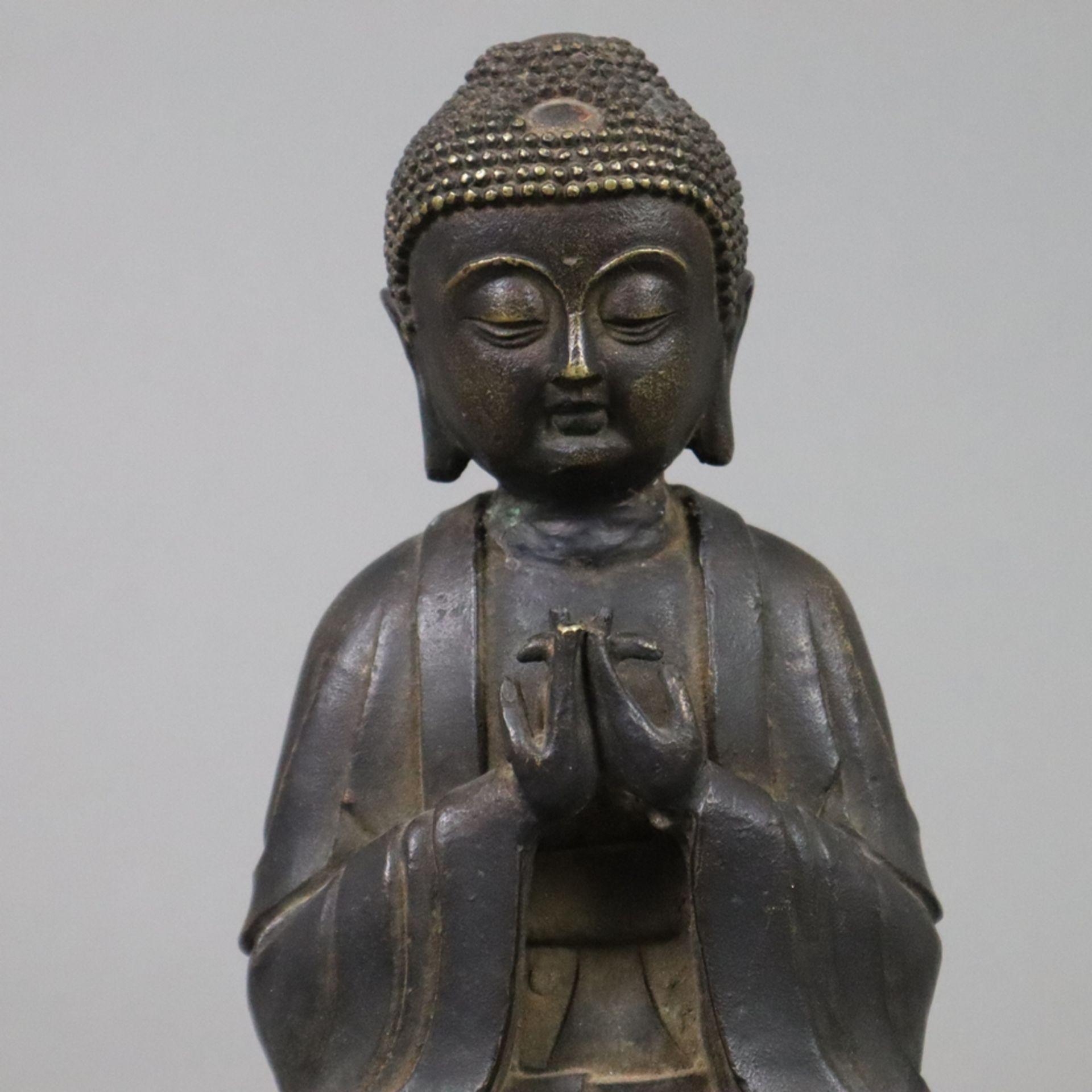 Buddhafigur - China, Bronzelegierung braun patiniert, in Meditationspose auf hohem Lotossockel sitz - Bild 2 aus 9