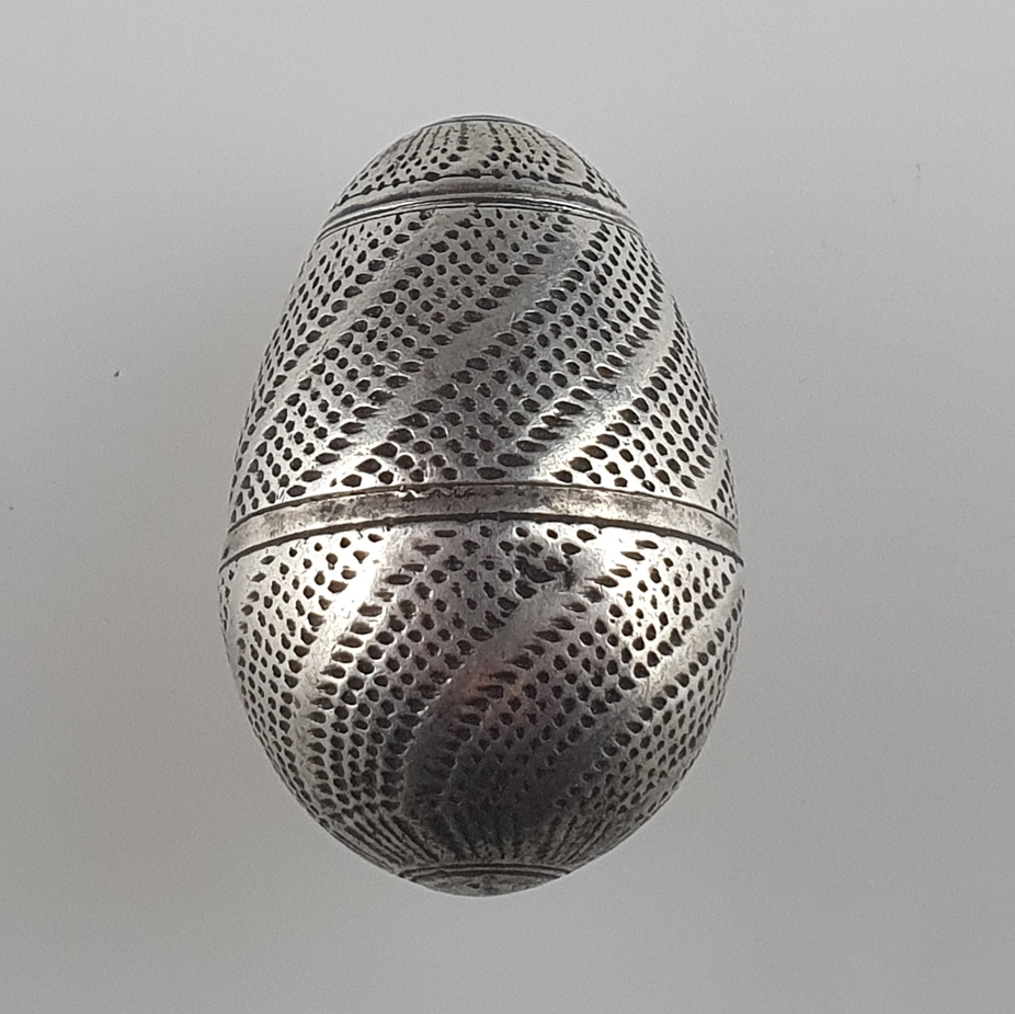 Riechei / Pomander aus Silber - deutsch, 18. Jh., undeutlich punziert (wohl Augsburg), eiförmige Ri