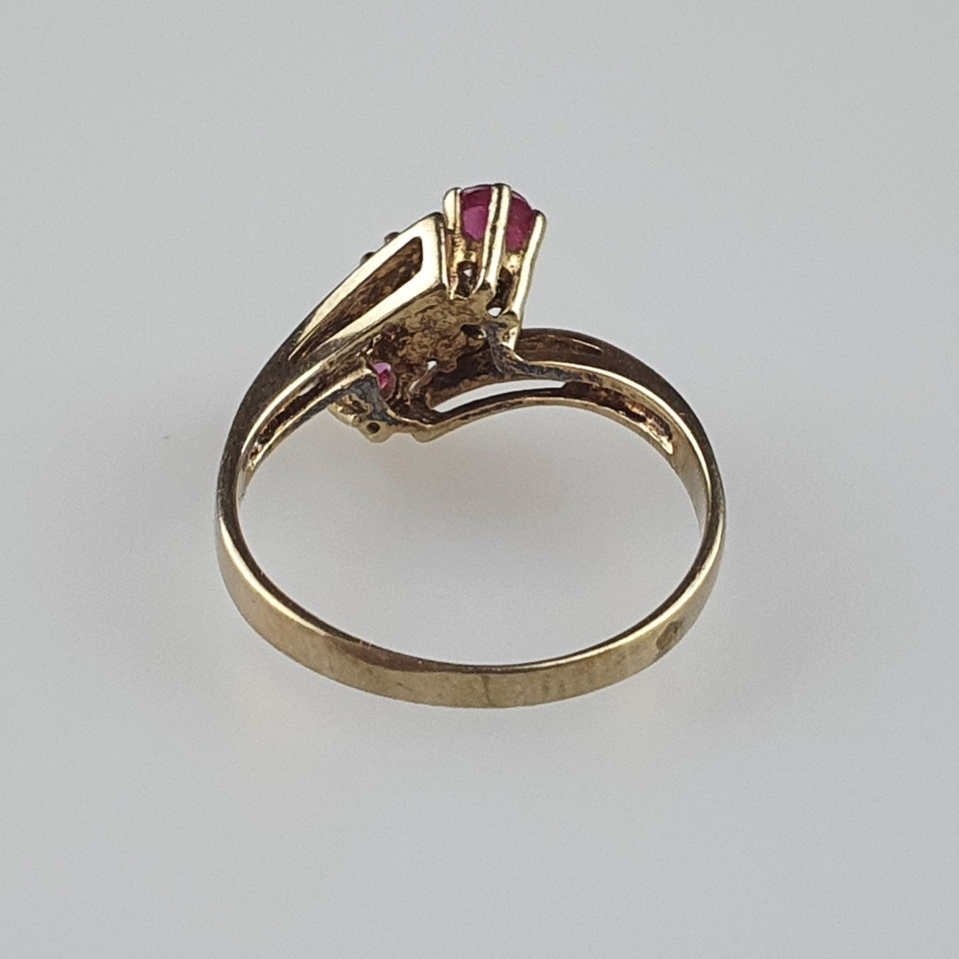Rubinring mit kleinen Diamanten - Gelbgold 585/000, Ringkopf besetzt mit zwei facettierten Rubinen  - Bild 5 aus 6