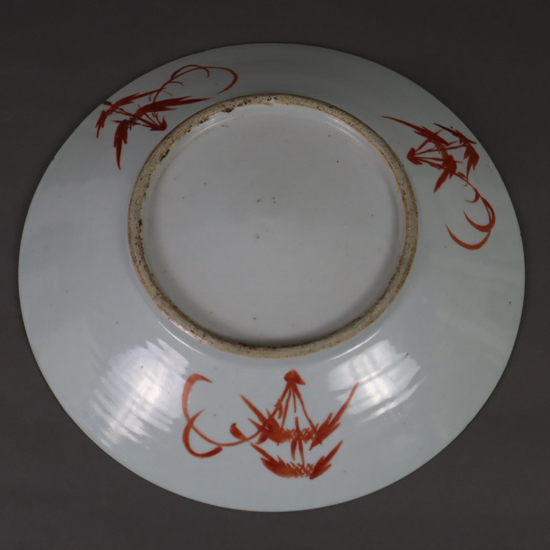 Große Porzellanplatte - China, Qing-Dynastie, runde leicht gemuldete Platte mit feiner Emailmalerei - Bild 9 aus 9