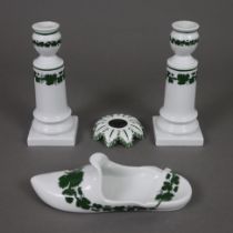 Drei Zierteile - Meissen, Porzellan, Weinlaubdekor in Grün und Schwarz, 3-tlg.: Paar Kerzenleuchter