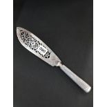 SILVER FISH SLICE - LONDON CIRCA 147G